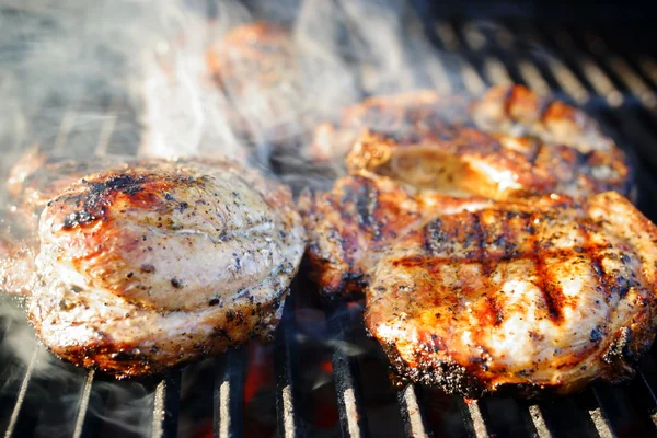 Carne di maiale affumicata alla griglia . — Foto Stock
