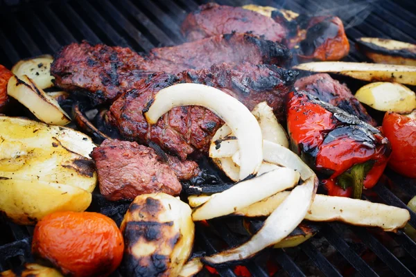 Hovězí steak a zeleninový mix gril. — Stock fotografie