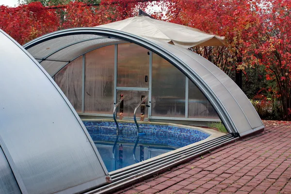 Крыша бассейна из поликарбоната — стоковое фото