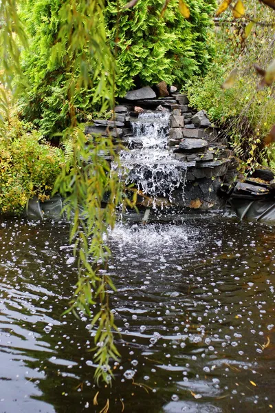 Étang artificiel et cascade dans le jardin arrière-cour — Photo