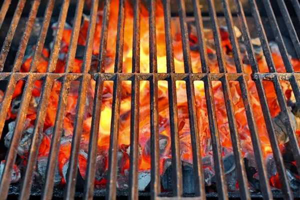 Grill und Holzkohle verbrennen — Stockfoto