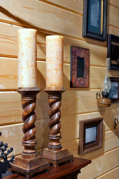 Twee decoratieve houten kandelaar op de schoorsteenmantel — Stockfoto