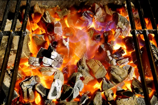Świecące węgiel drzewny i płomień na grill — Zdjęcie stockowe