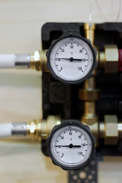Два термостата в системе отопления — стоковое фото