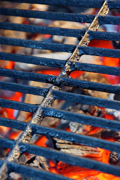 Hete brand en gloeiende houtskool onder grill — Stockfoto