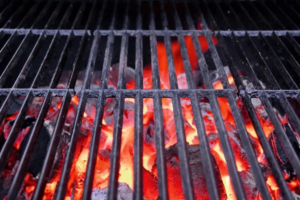 Hete grill en gloeiende houtskool — Stockfoto