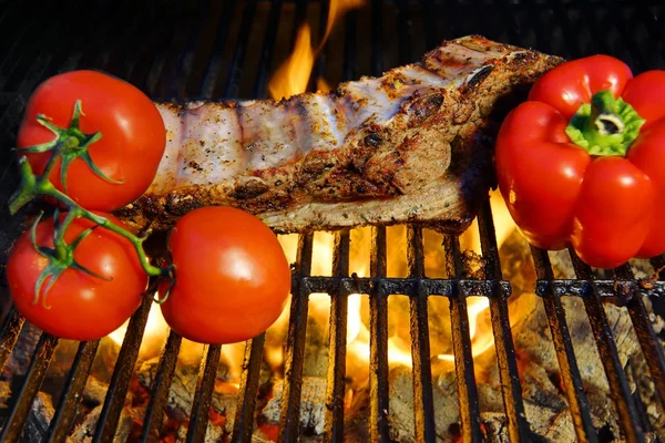 Ribben geroosterd in een barbecue met peper en tomaten — Stockfoto