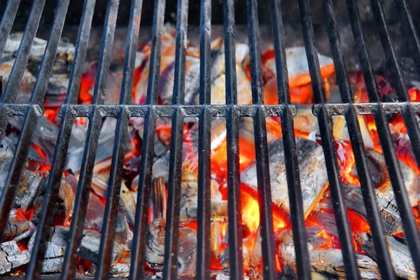 热烤架和燃烧的木炭 — 图库照片
