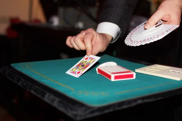 Truque de cartas e magia — Fotografia de Stock