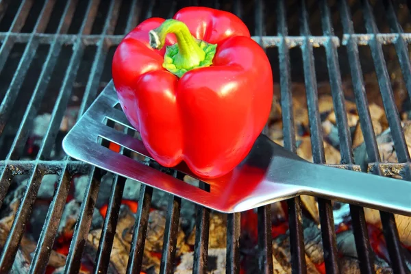 Paprika på bbq gjutjärn grill — Stockfoto
