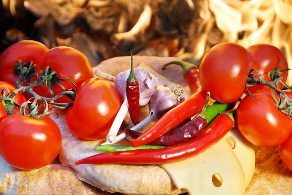 Samenstelling met brood, tomaten, hot chili peper en knoflook — Stockfoto