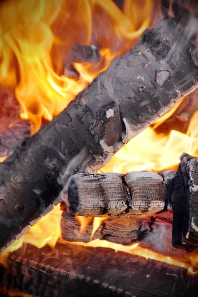 Березовые дрова в огне пламени — стоковое фото