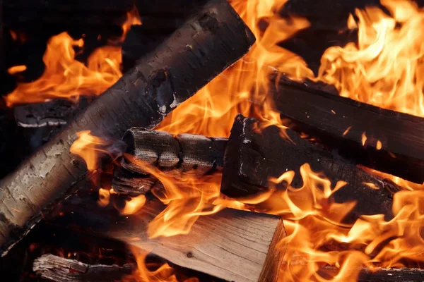 Drewno kominkowe brzoza w ogień płomień — Zdjęcie stockowe