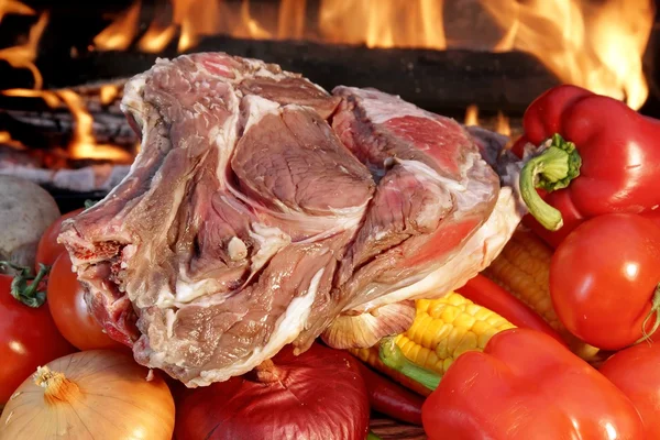 Bife e produtos hortícolas frescos em T-bone — Fotografia de Stock