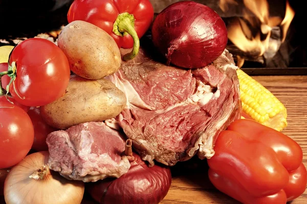 Filete de costilla fresca y verduras en las llamas de carbón BBQ facilit — Foto de Stock