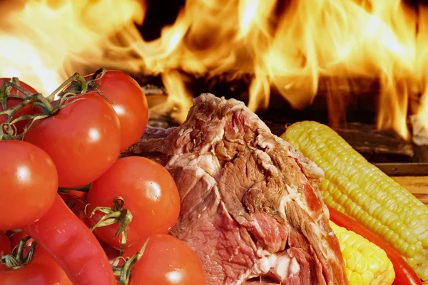 Carne fresca de hueso en T y verduras — Foto de Stock