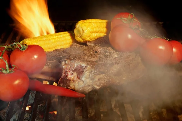 蔬菜烧烤烤架上的烤排骨 — 图库照片