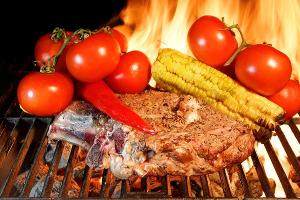 Bife de costela grelhada e legumes — Fotografia de Stock