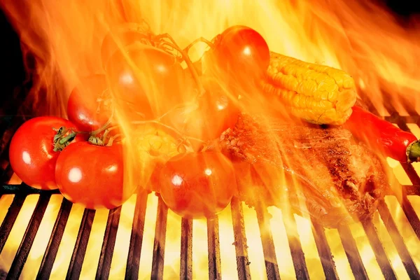 Gegrilltes Rippensteak und Gemüse in den Flammen des Grills — Stockfoto