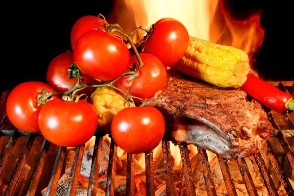 Gegrilltes Rippensteak und Gemüse — Stockfoto