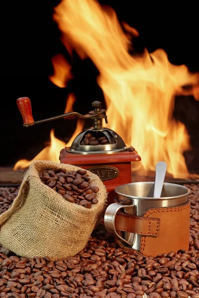 Roestvrij staal koffie mok en oude grinder met bonen — Stockfoto