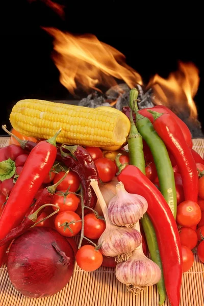 Bodegón con verduras y fuego XXXL — Foto de Stock