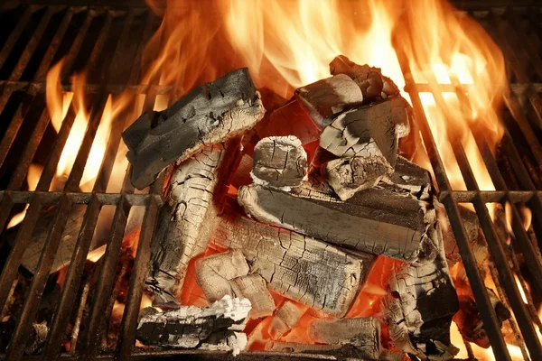 Świecące węgiel drzewny i płomienie w grill grill xxxl — Zdjęcie stockowe