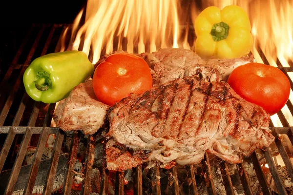 Dos filetes de carne a la parrilla con verduras XXXL —  Fotos de Stock