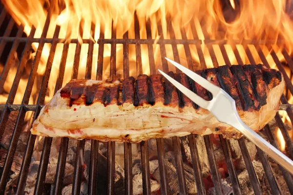Carne di maiale alla griglia petto e fiamme sfondo XXXL — Foto Stock