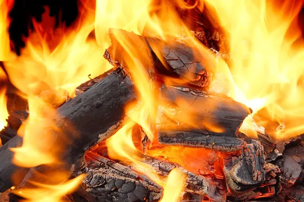 Burning flames and glowing coal XXXL HDR — Stock Photo, Image