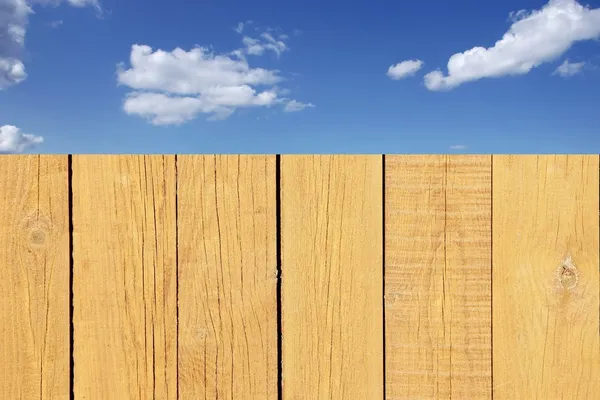 木製の汚れたフェンスと曇り空、xxxl 暗 — ストック写真