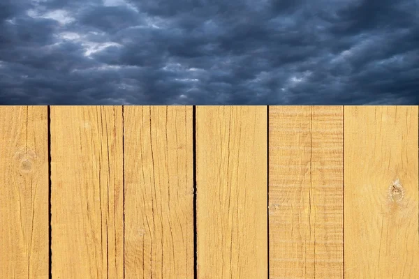 木製の汚れたフェンスと曇り空、xxxl 暗 — ストック写真