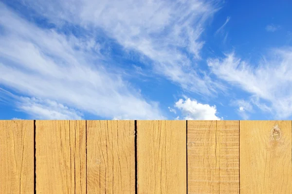 Wooden Grungy Fence and cloudy sky, XXXL Backgrond — Stock Photo, Image