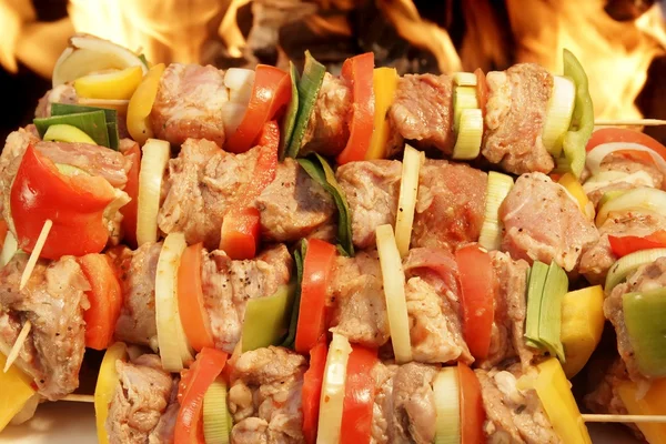 Crudo Kebobs in un mucchio prima barbecue Grill, XXXL — Foto Stock