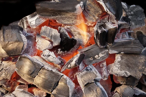 Светящийся уголь и яркое пламя, изображение XXXL — стоковое фото