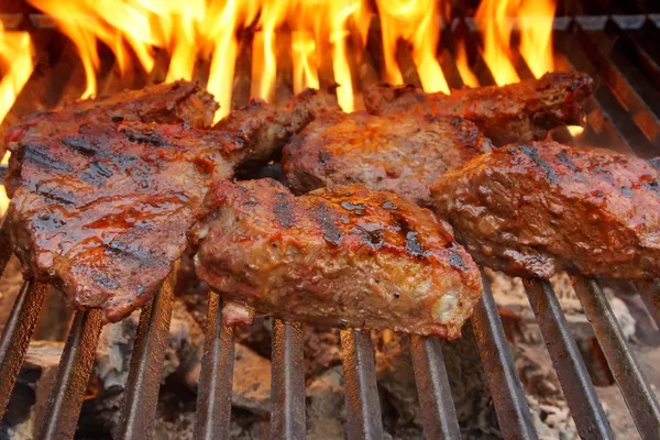 Bife na churrasqueira Grill com chamas . — Fotografia de Stock