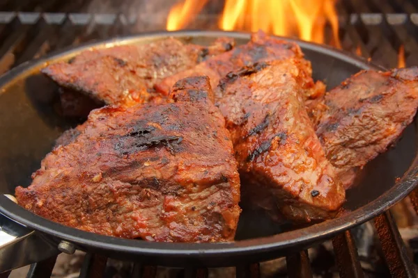 Daging sapi Steak pada panggangan BBQ dengan api . — Stok Foto