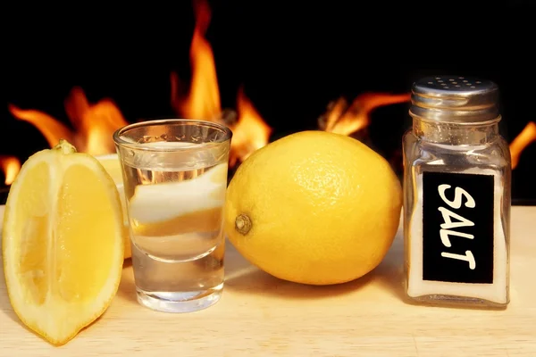 Tequila con cal y sal sobre fondo de fuego natural, XXXL —  Fotos de Stock