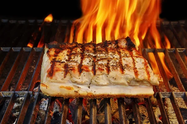 Striploin de cerdo a la parrilla y llamas de barbacoa, XXXL — Foto de Stock