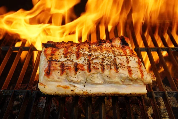 Gegrilltes Schweinestriploin und Grillflammen, xxxl — Stockfoto