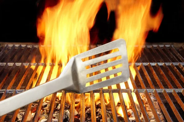 BBQ grill, łopatka i płomienie, xxxl — стокове фото