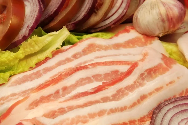 Verse bacon en groenten op de schotel, xxxl — Stockfoto
