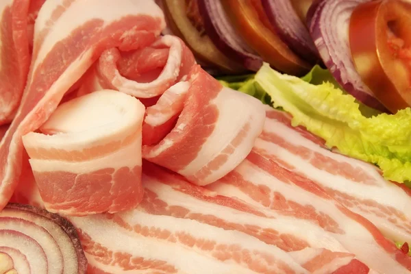 Verse bacon en groenten op de schotel, xxxl — Stockfoto