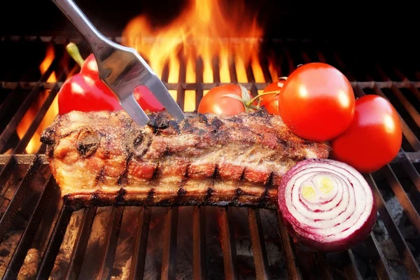 Grill barbecue ribben vlammen "briskets" aangeduide houtskool, xxxl — Stockfoto