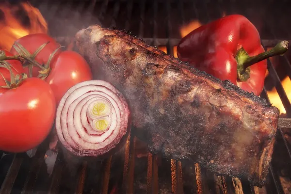 Grill barbecue ribs flammes poitrine charcoal, xxxl — Photo
