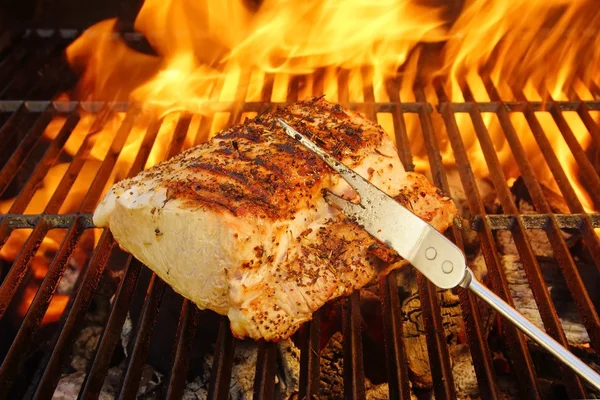 Striploin de porco grelhado, Fork and BBQ Flames, XXXL — Fotografia de Stock