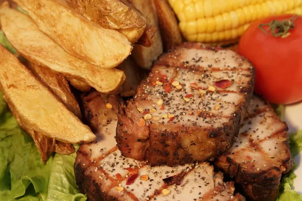 Filetes de pimienta a la parrilla y cuñas de papa, XXXL —  Fotos de Stock