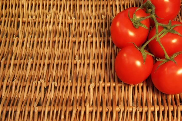 Mesa de madeira de tomate e vime Fundo, XXXL — Fotografia de Stock