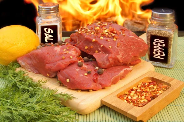 Steaks de boeuf frais et épices près du barbecue, XXXL — Photo