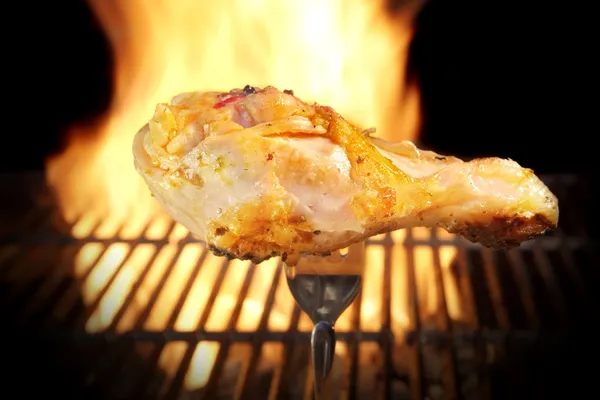 Grillet kyllingbein og flammende grill, XXXL – stockfoto